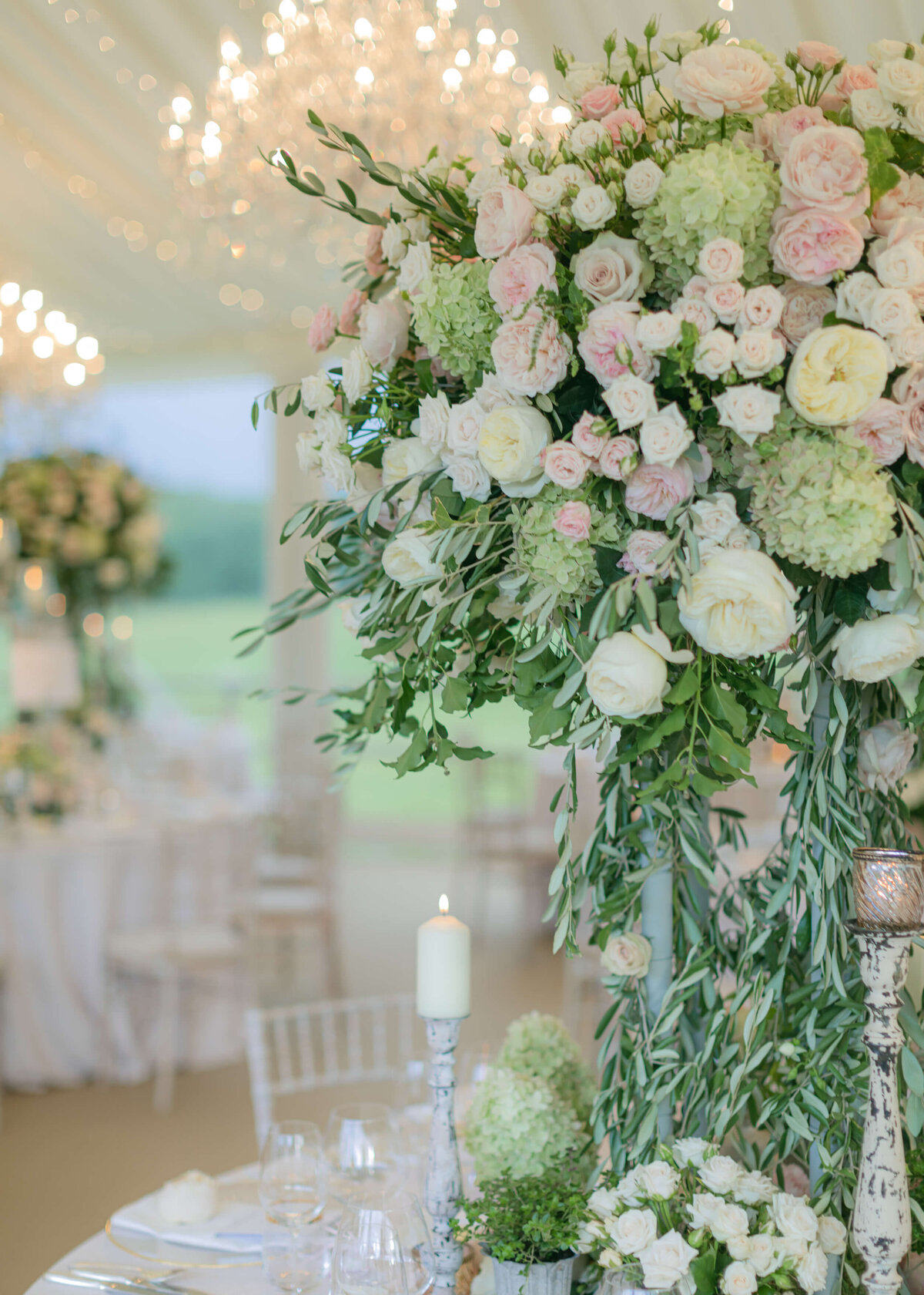 chloe-winstanley-weddings-tablescape-flower-centrepiece