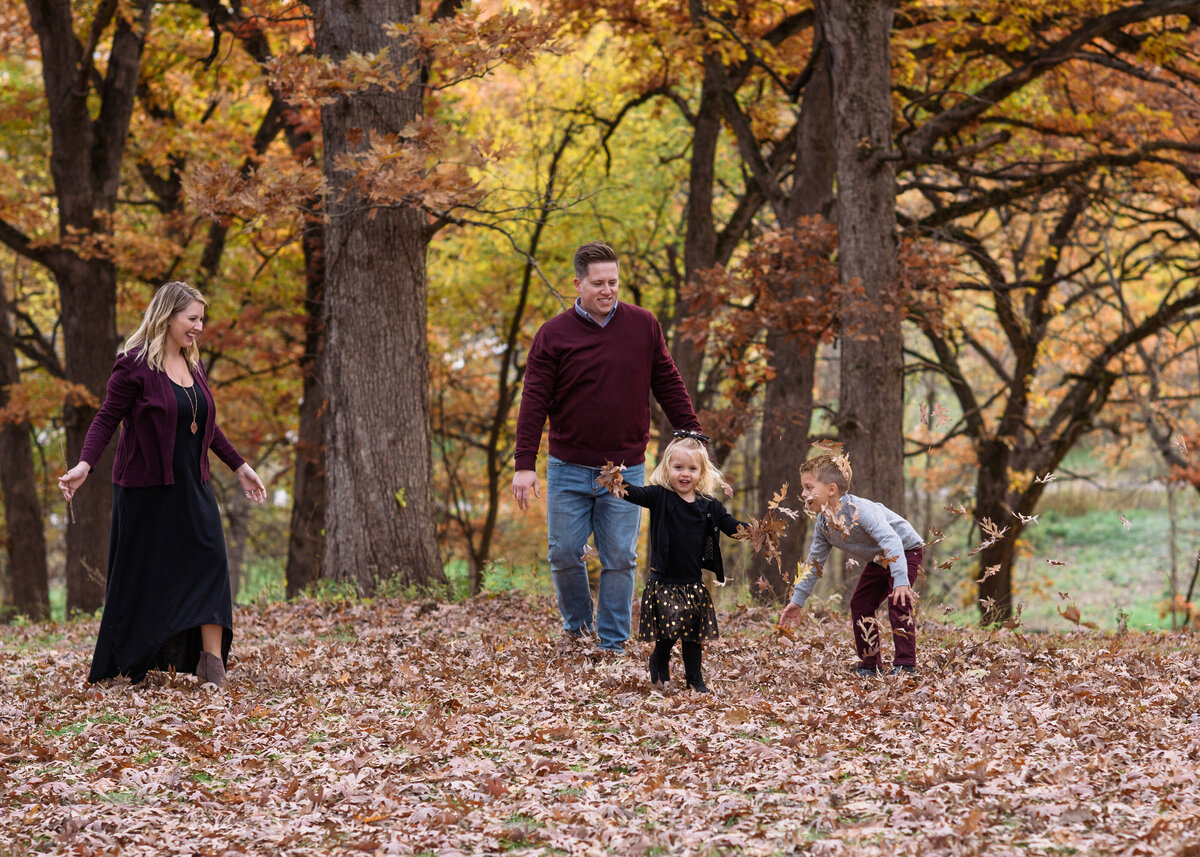 Des-Moines-Iowa-Family-Photographer-Theresa-Schumacher-Photography-Fall-Young-Family-throwing-leaves