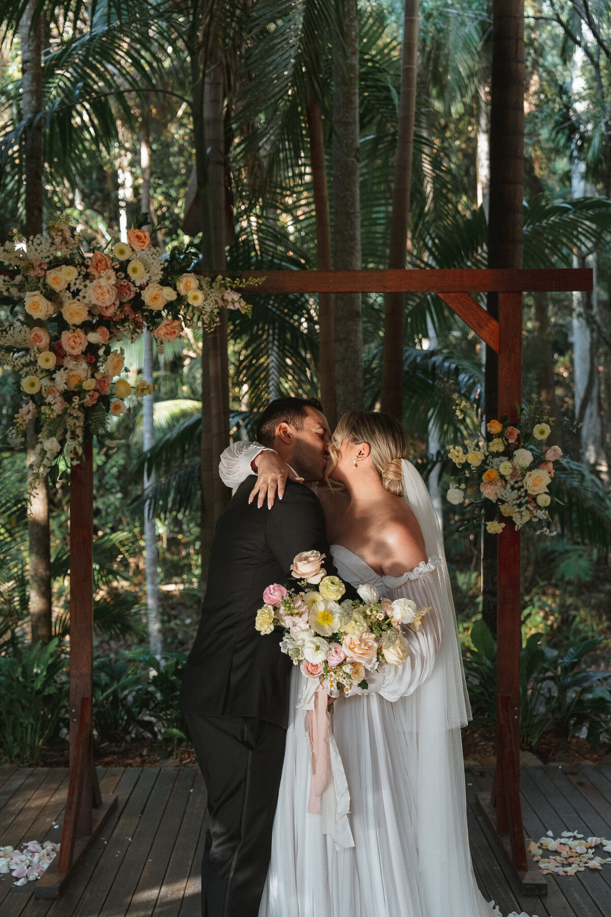 Bee's Blossoms Floral Studio Gold Coast Australia Florist Wedding Event Floral Design Flower Workshops Retail Deliveries Belle Clark Whimsical Romantic Lush Flowers Wedding Bouquets Centerpieces KirstenDeanWebSized-476