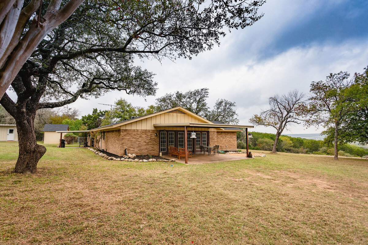 Outdoor patio area with spacious yard at this three-bedroom, two-bathroom ranch house for 7 with incredible hiking, wildlife and views.