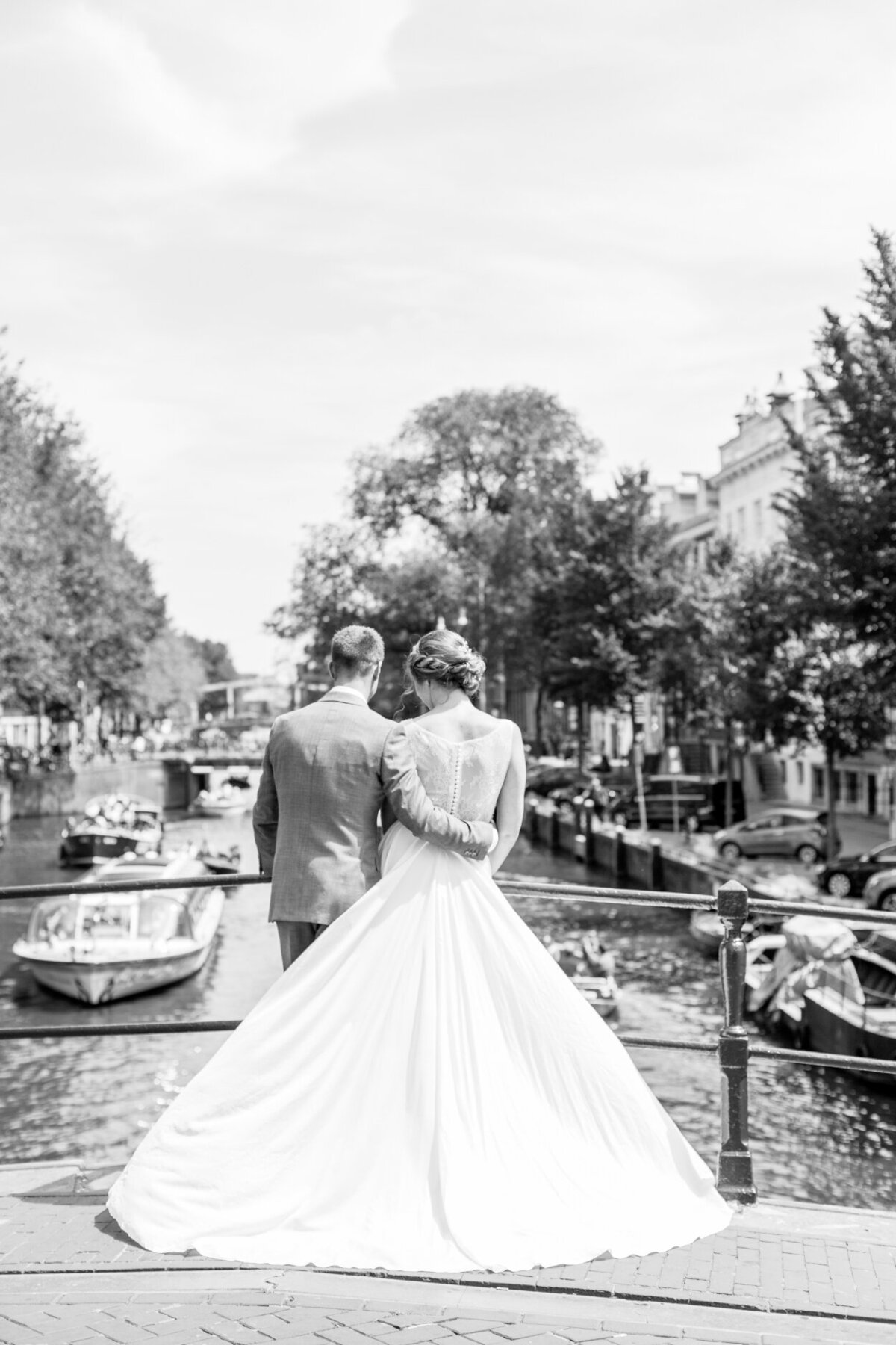Black and white wedding portrait of an elopement in Amsterdam for a photo shoot organized by Lovely & Planned