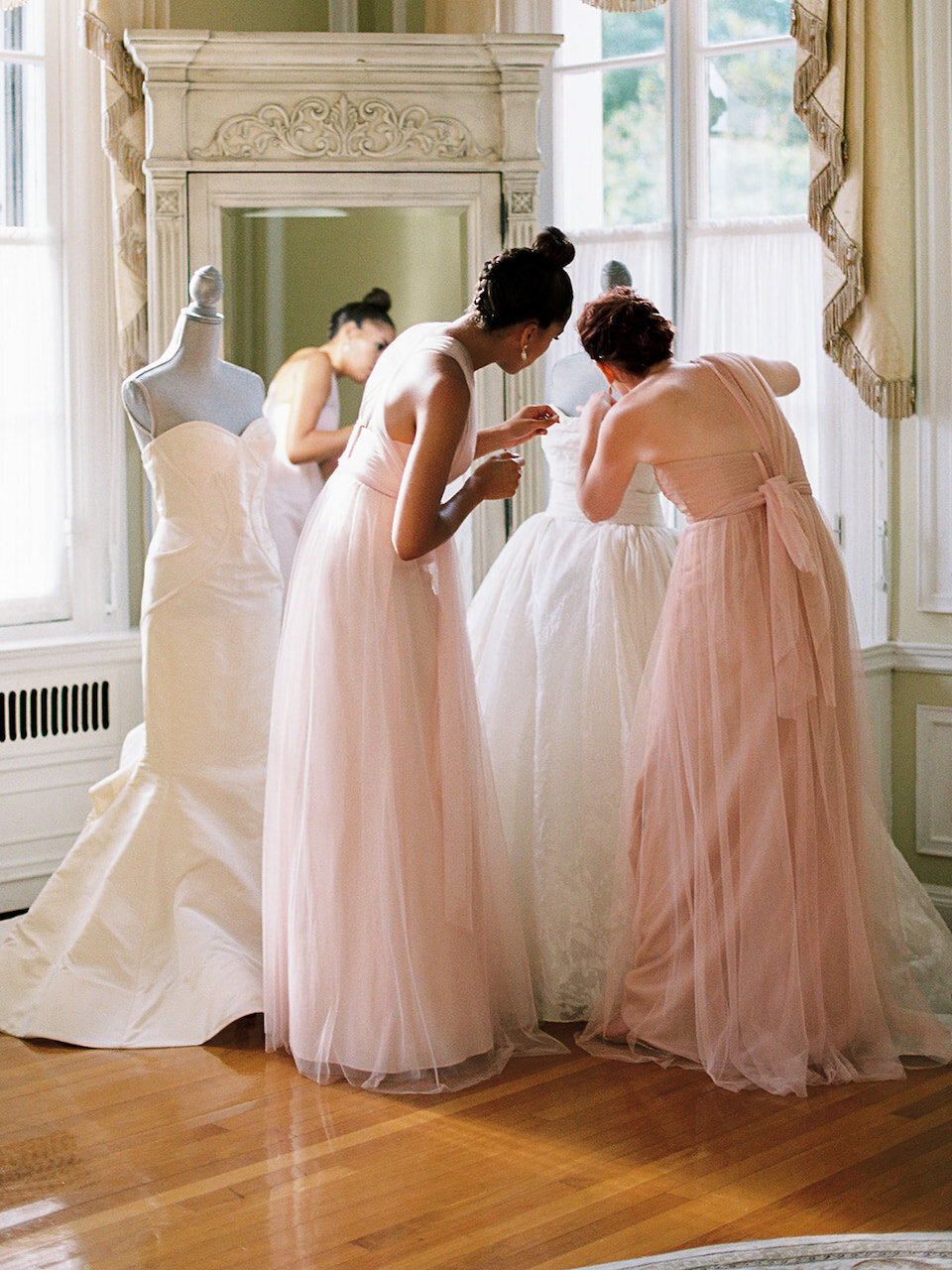 Bridemaids and bride getting ready for a destination wedding