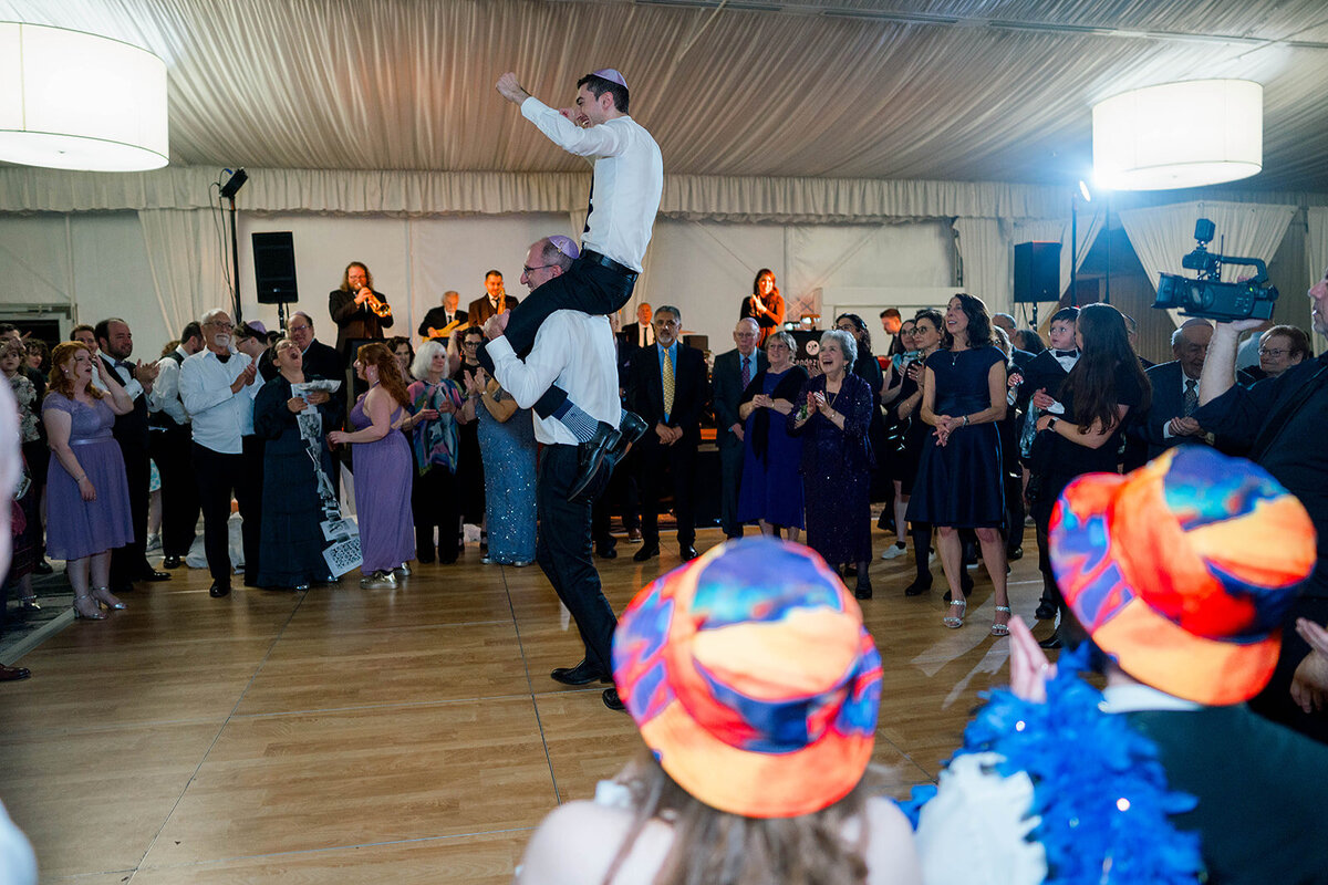 Eliana-Melmed-Photography-Chicago-LosAngeles-Jewish-WeddingPhotography-SimchaDancing-00038