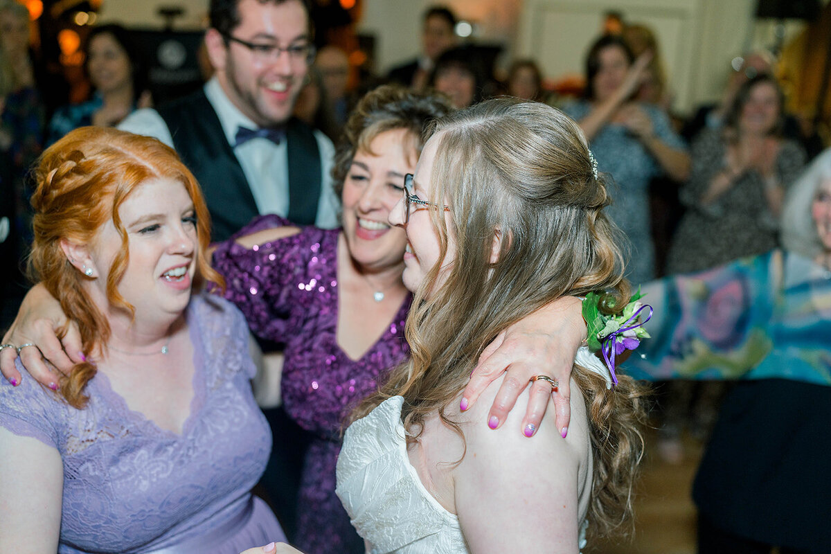 Eliana-Melmed-Photography-Chicago-LosAngeles-Jewish-WeddingPhotography-SimchaDancing-00238