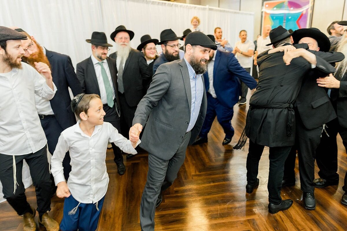 Eliana-Melmed-Photography-Chicago-LosAngeles-Jewish-WeddingPhotographer-CarmiKalman-MensDancing-00040