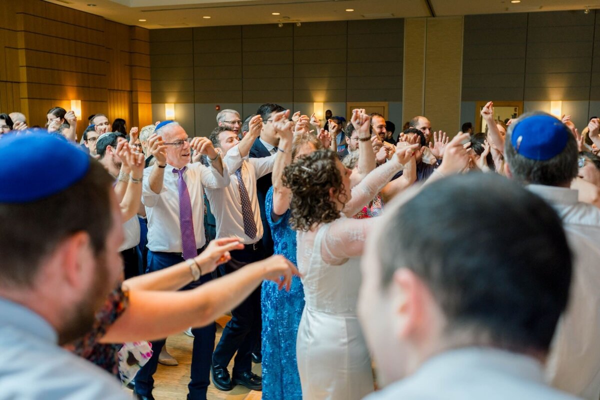 Eliana-Melmed-Photography-Chicago-LosAngeles-Jewish-WeddingPhotography-ShulaNoah-Simcha-Dancing-00064