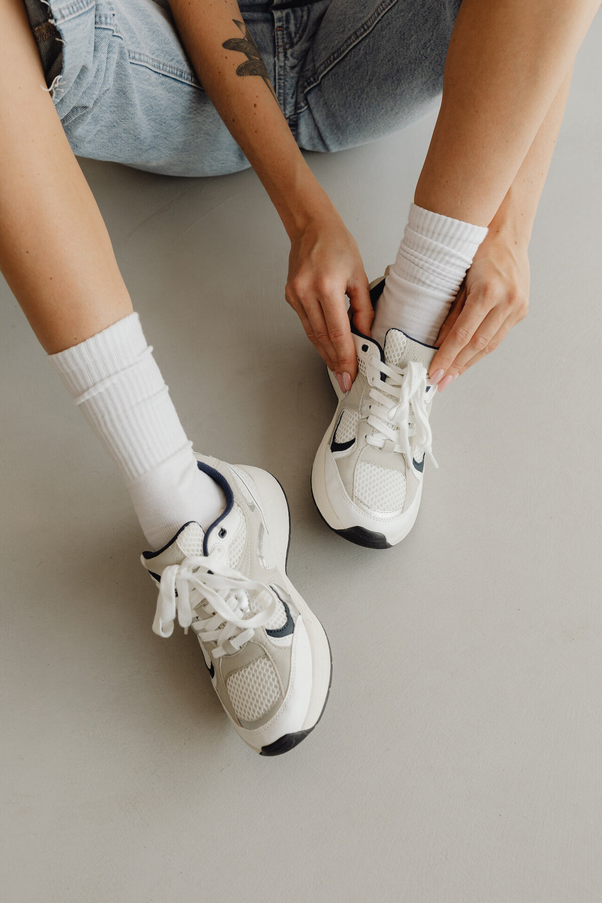 kaboompics_sneakers-shoes-long-white-striped-socks-27743