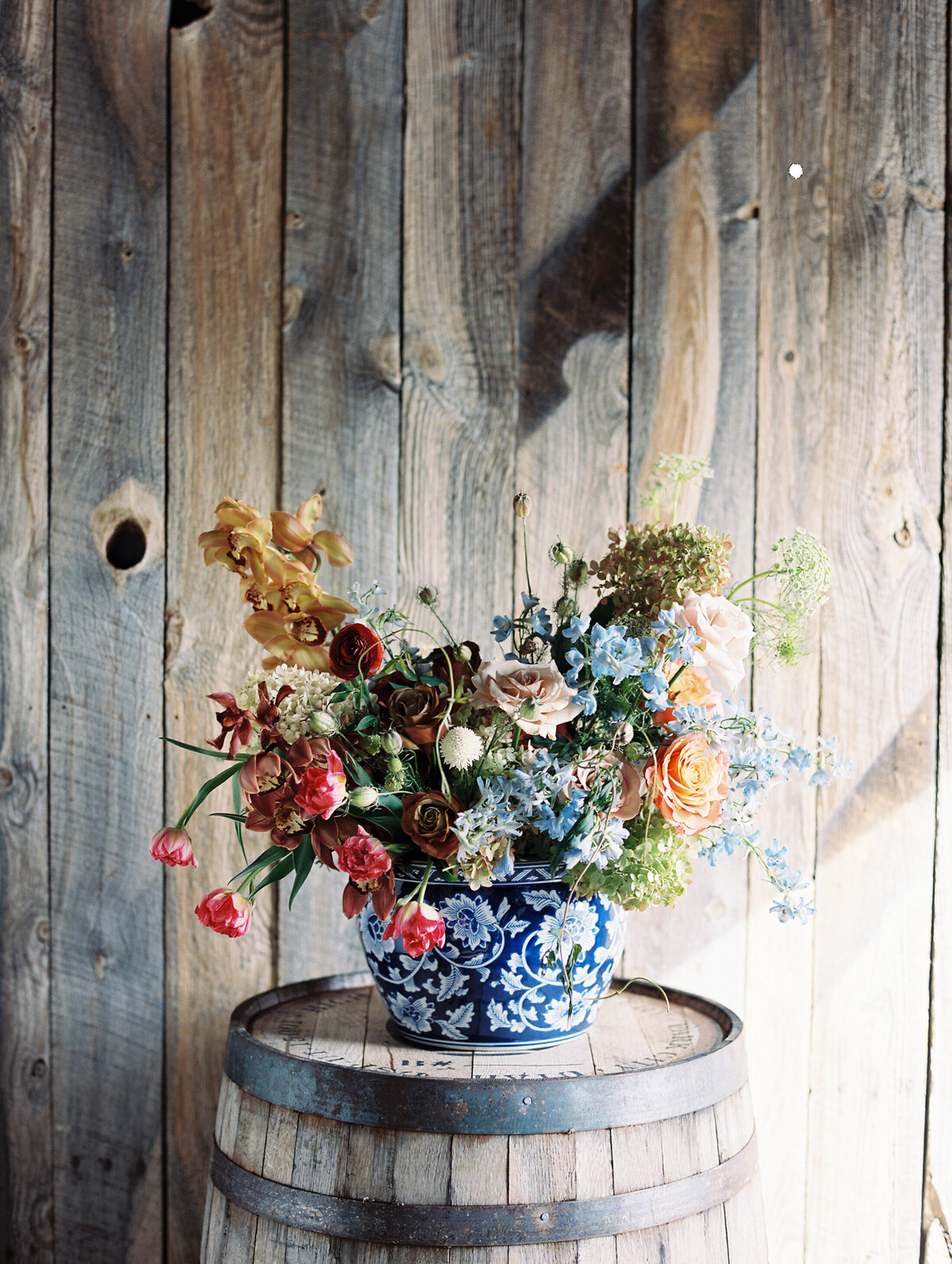 wedding-floral-arrangement-on-wooden-barrel