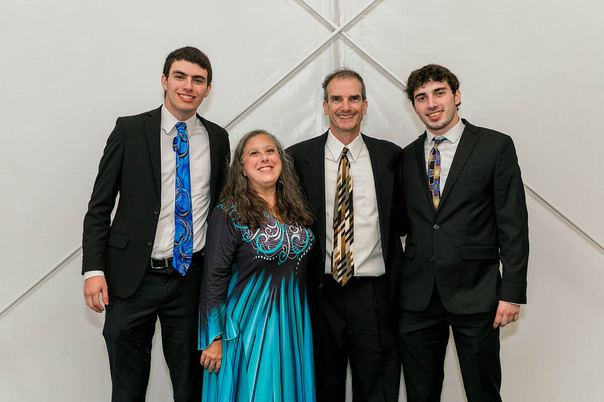 Eliana-Melmed-Photography-Chicago-LosAngeles-Jewish-WeddingPhotography-SimchaDancing-00257