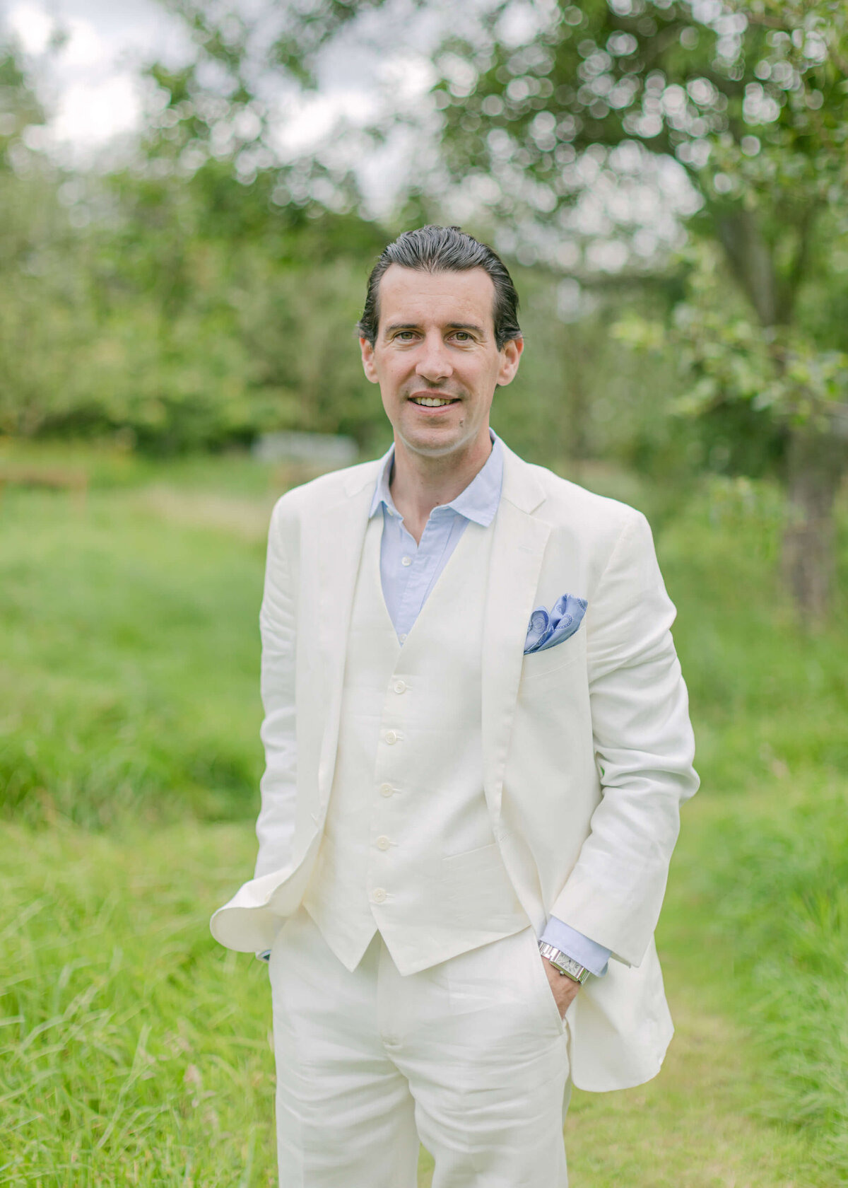 chloe-winstanley-weddings-hambleden-groom-linen-suit