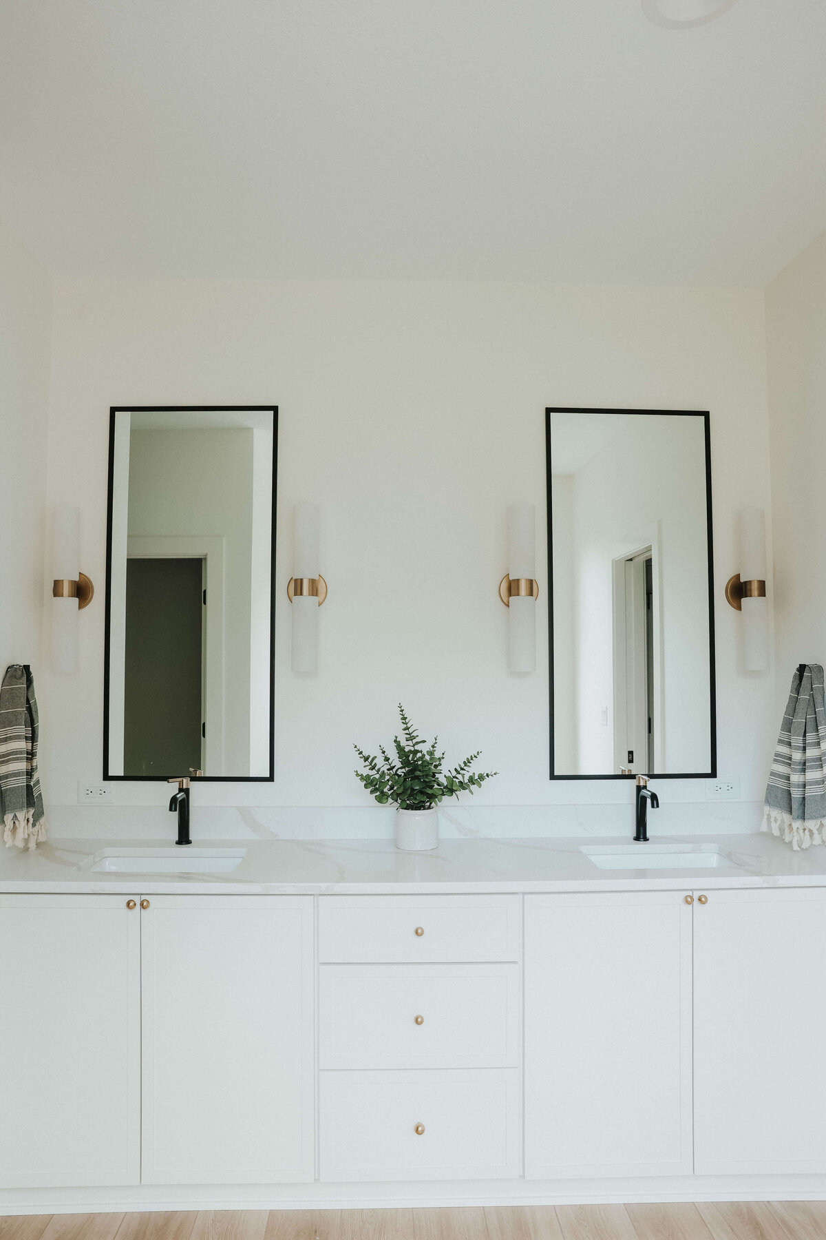 4171-Bathroom-Panora-Central-Iowa-Custom-Home-JRL-Builders-E23A3714