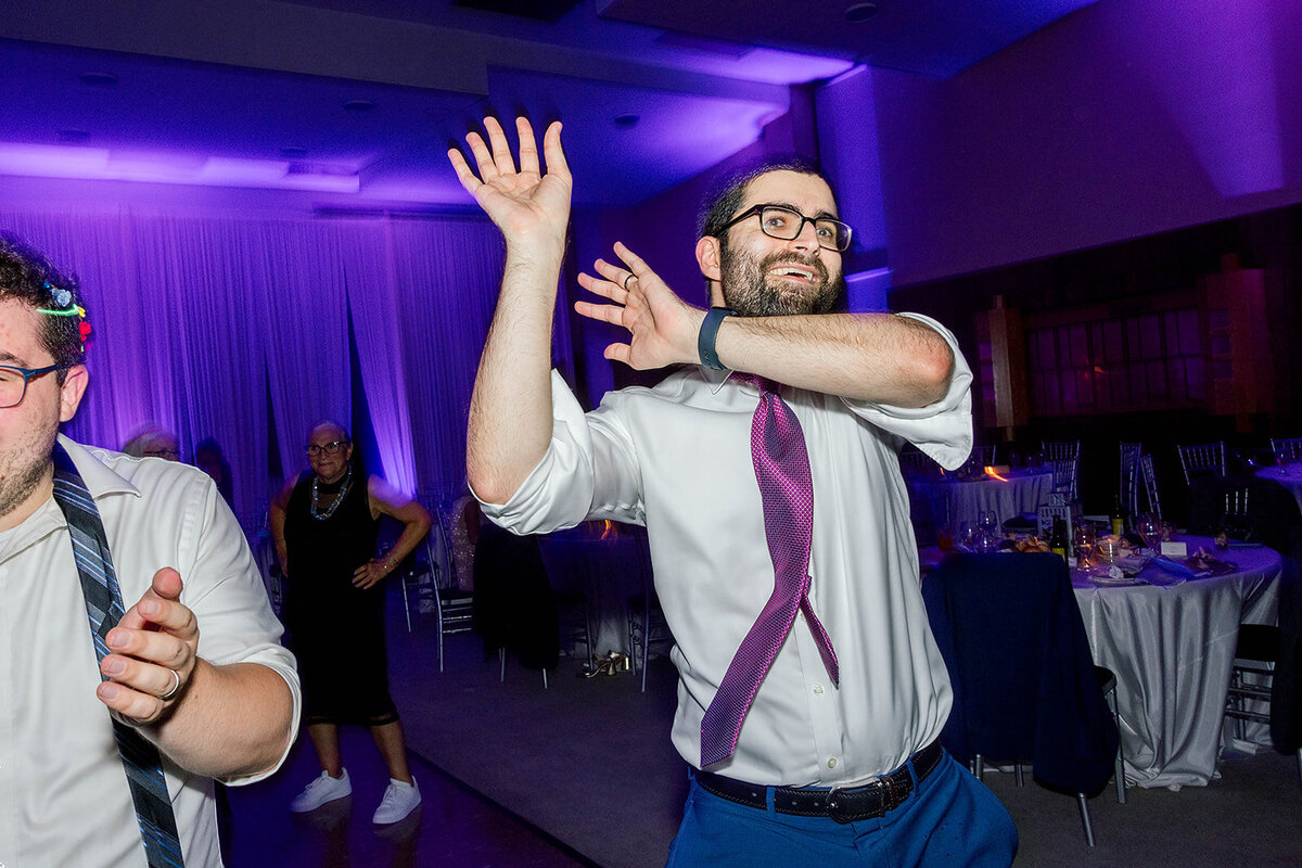 Eliana-Melmed-Photography-Chicago-LosAngeles-Jewish-WeddingPhotography-ElianaSklar-DanceFloor-00383