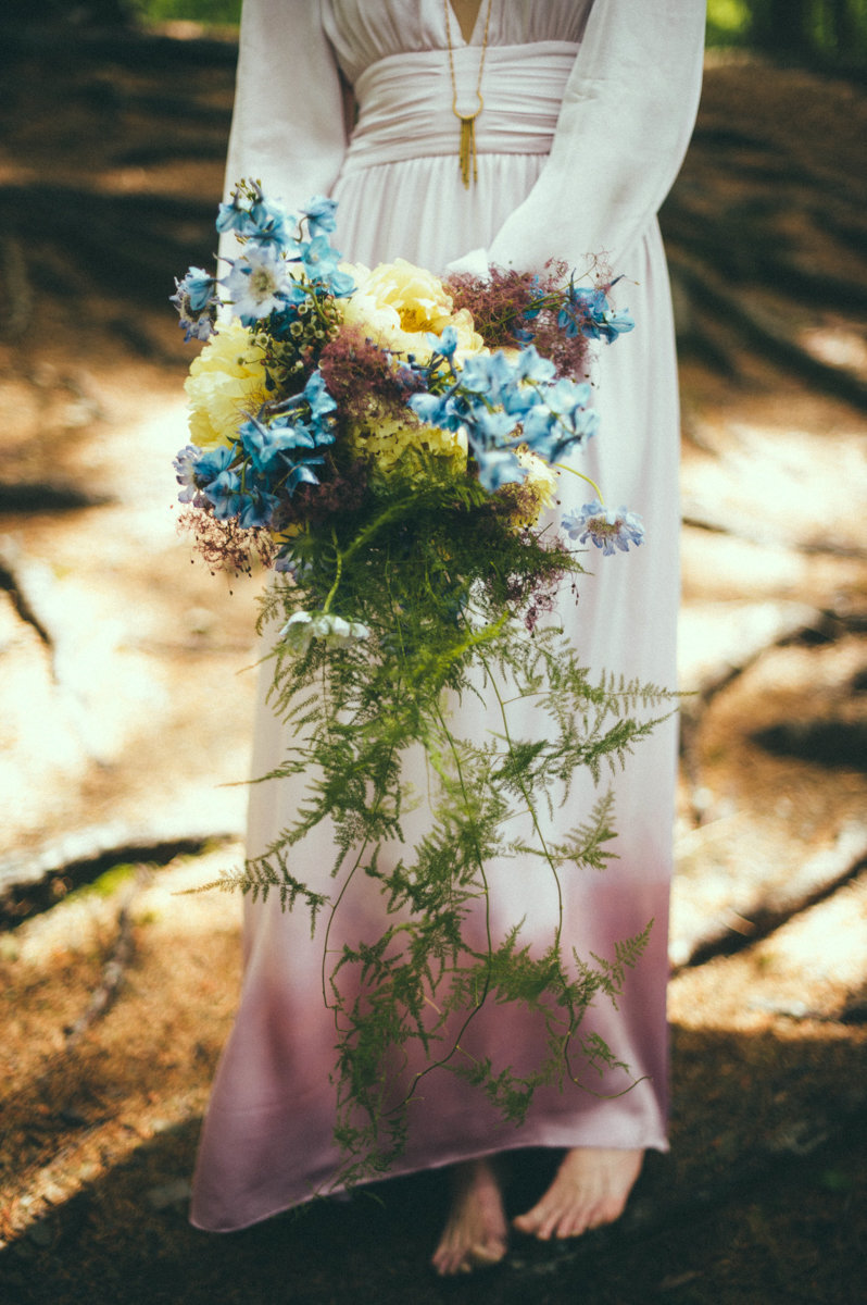 bohochic wedding photography barefoot hippy hipster florals flower bouqet