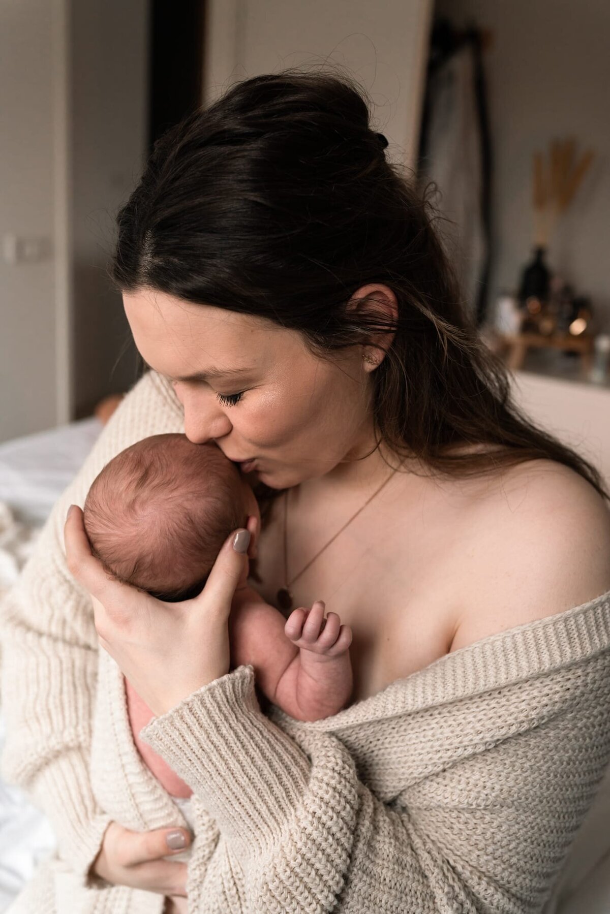 Newborn shoot Drenthe - liefdevolle ongedwongen foto's baby meisje en moeder.