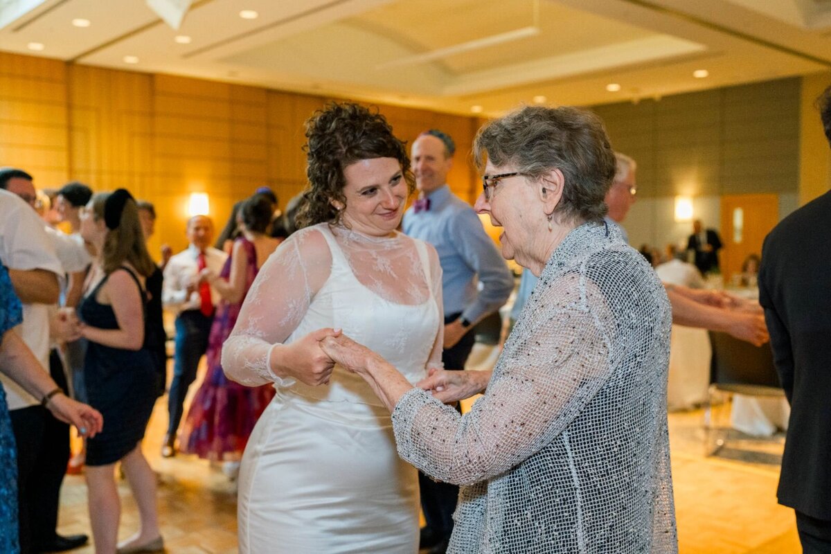 processed_ElianaMelmedPhotography_JewishWeddingPhotographer_ShulaNoah_Dancing-256