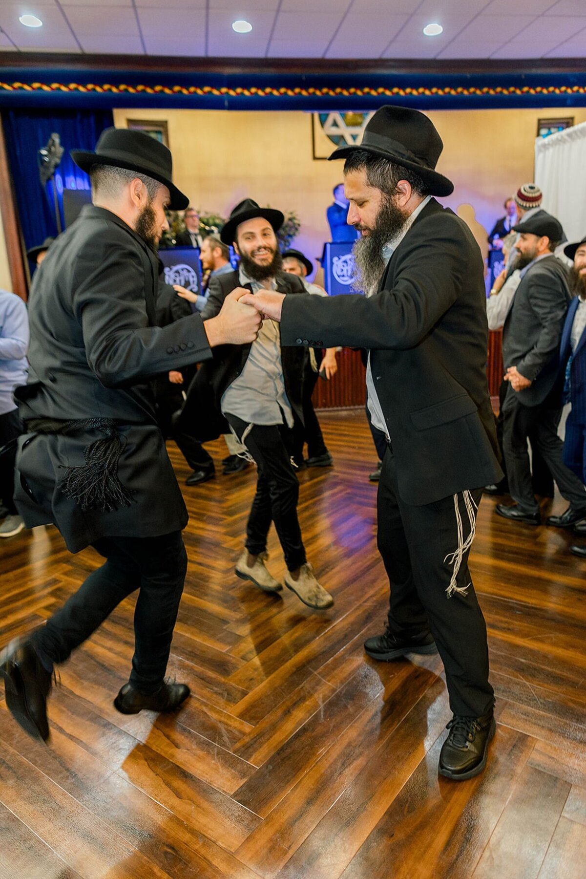 Eliana-Melmed-Photography-Chicago-LosAngeles-Jewish-WeddingPhotographer-CarmiKalman-MensDancing-00026