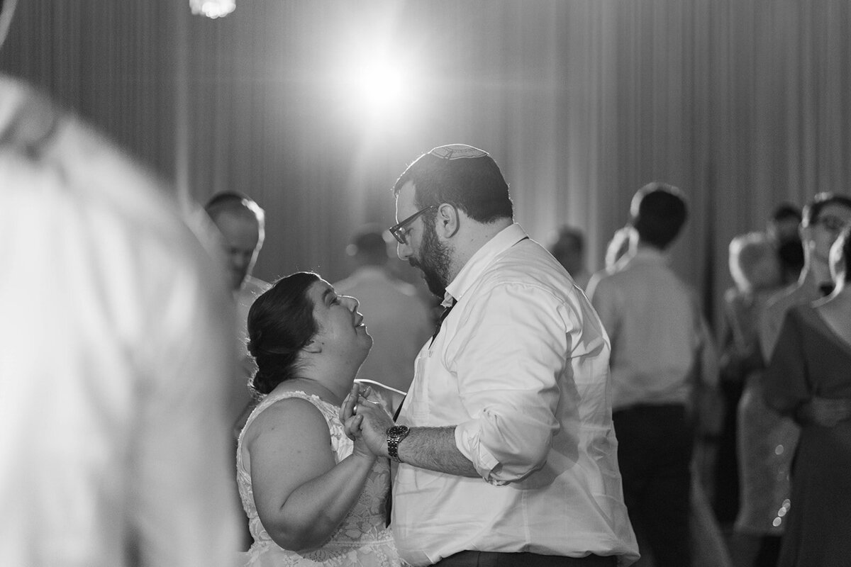 Eliana-Melmed-Photography-Chicago-LosAngeles-Jewish-WeddingPhotography-ElianaSklar-DanceFloor-00085