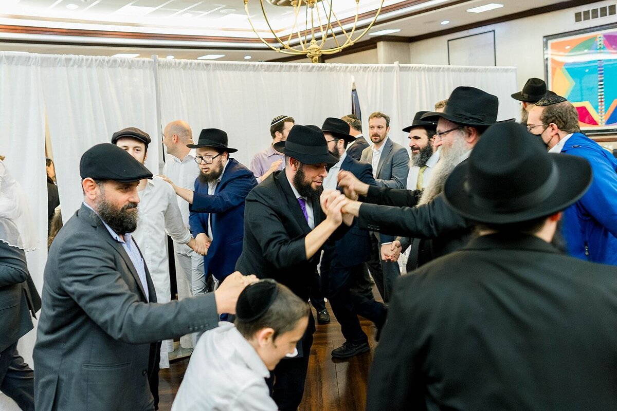Eliana-Melmed-Photography-Chicago-LosAngeles-Jewish-WeddingPhotographer-CarmiKalman-MensDancing-00064