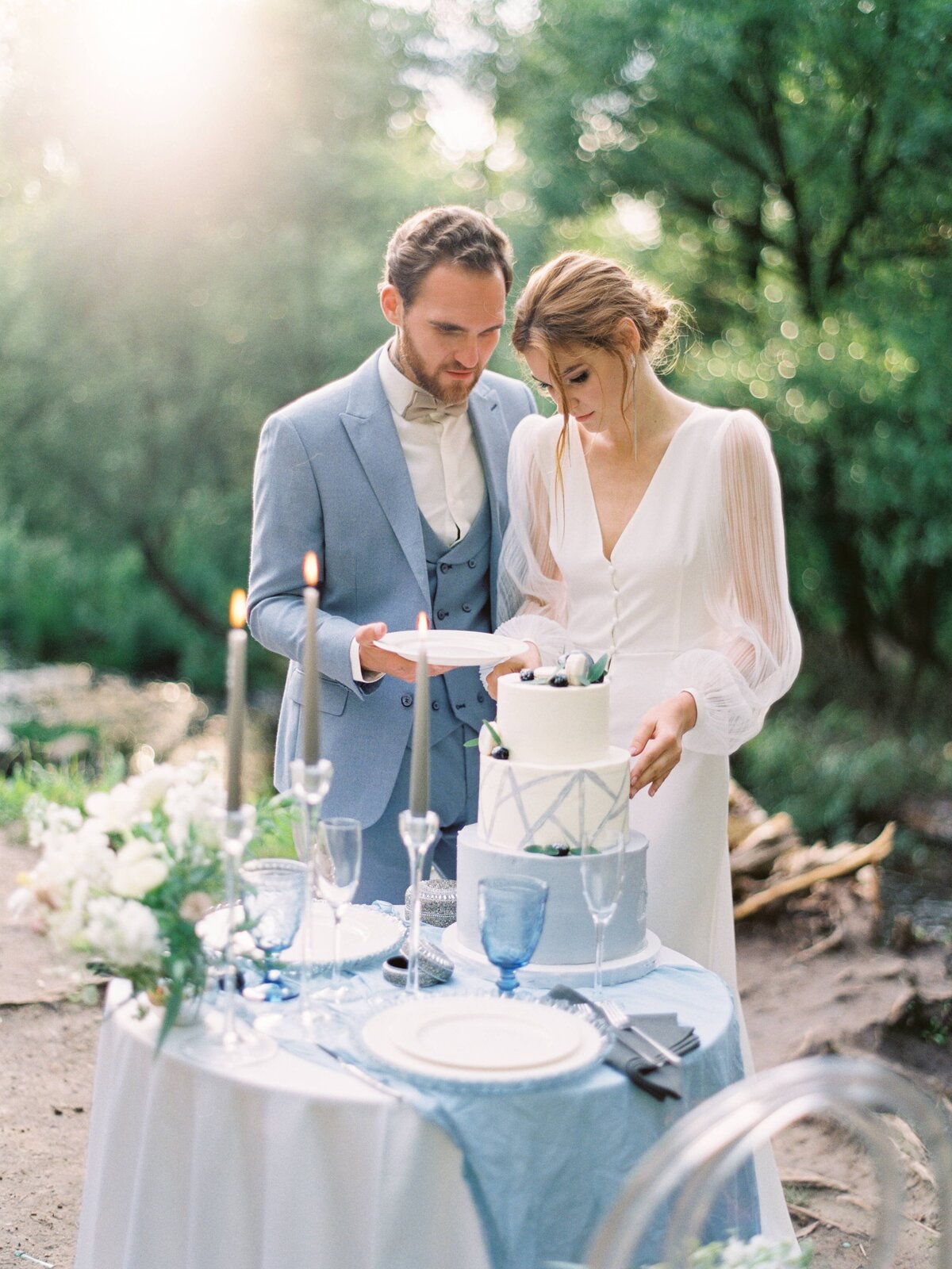 newlyweds-cutting-wedding-cake