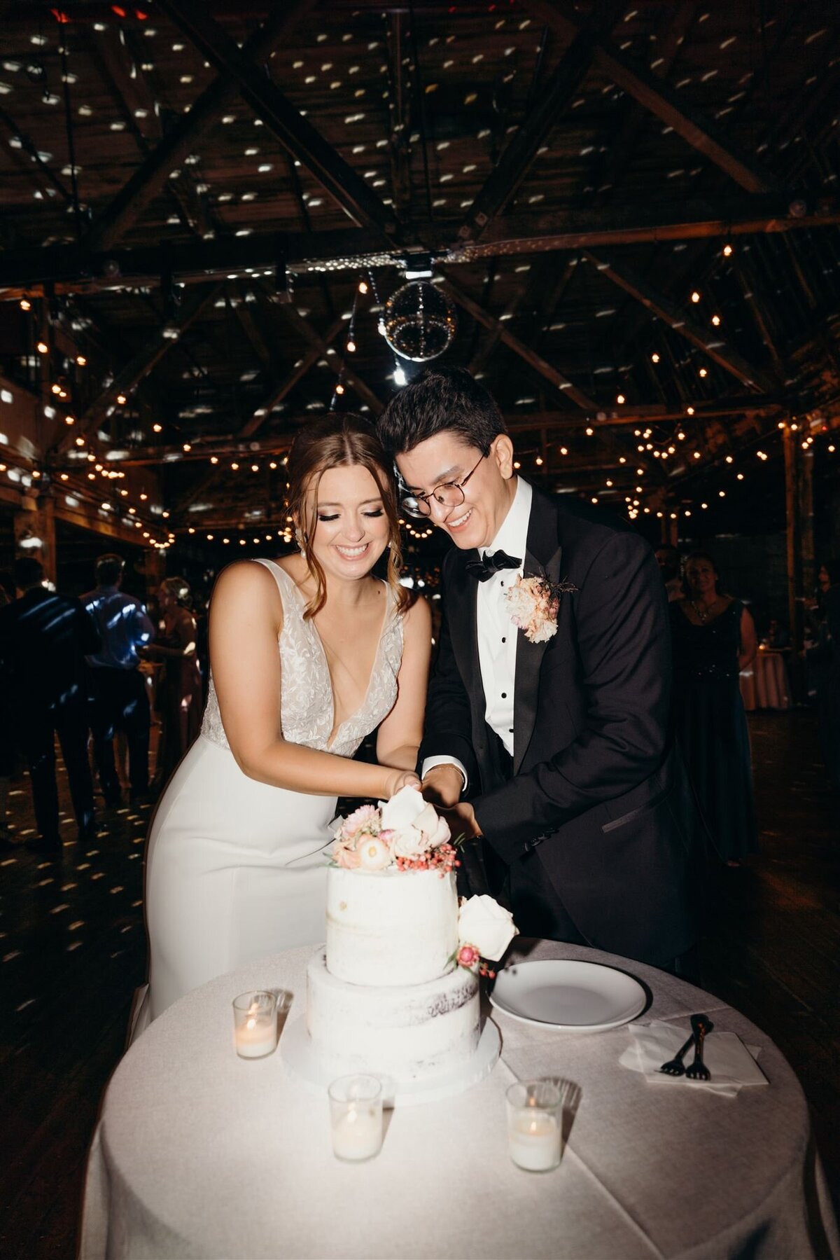 flash wedding photos during cake cutting