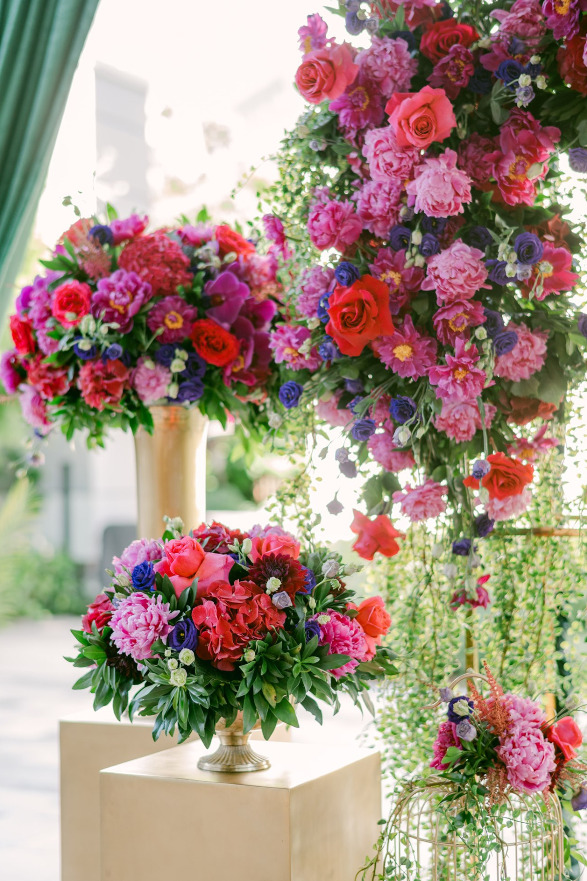 secret-garden-wedding-red-purple-pink-flowers-greenery-centerpieces-gold-vase-stand