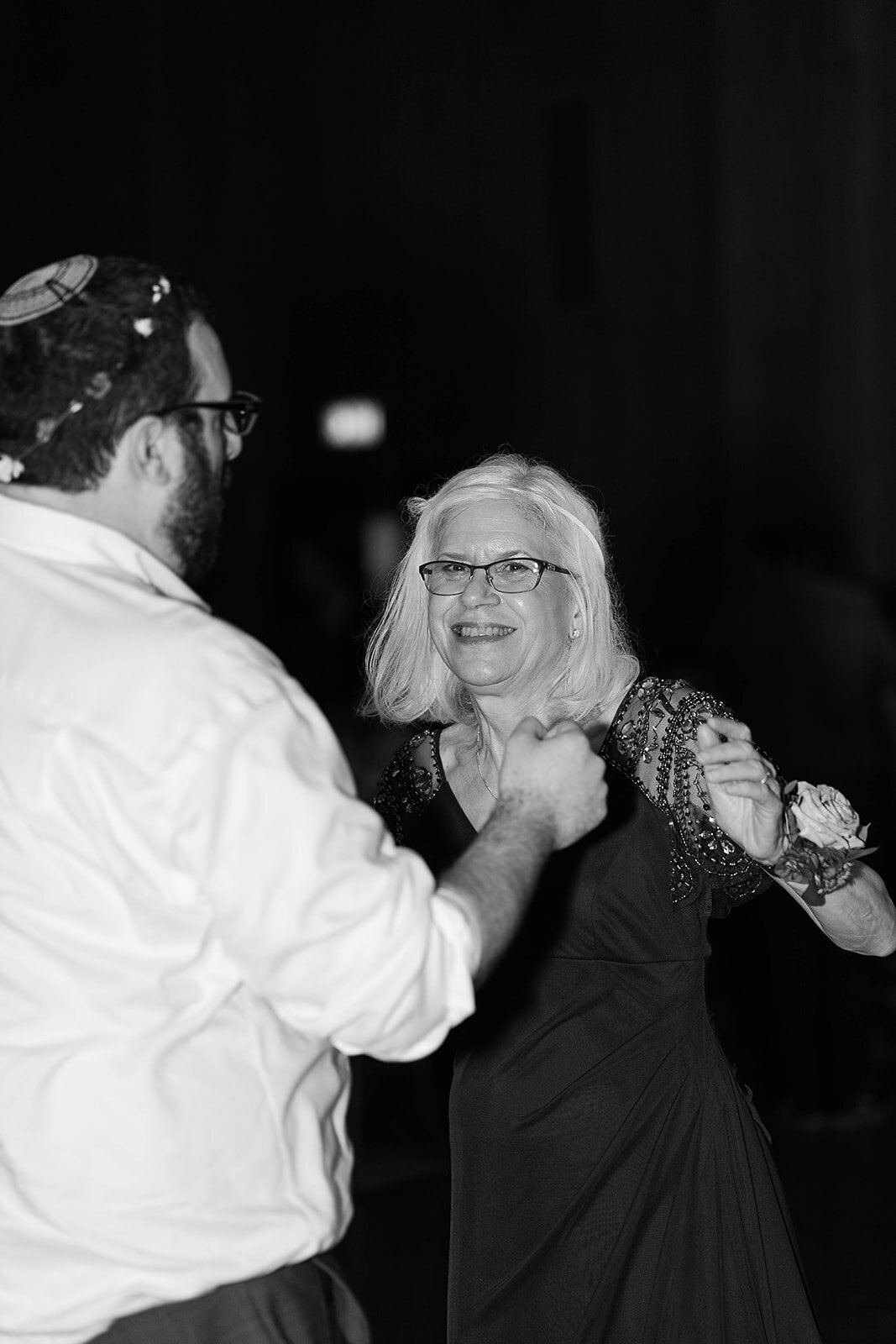 Eliana-Melmed-Photography-Chicago-LosAngeles-Jewish-WeddingPhotography-ElianaSklar-DanceFloor-00277
