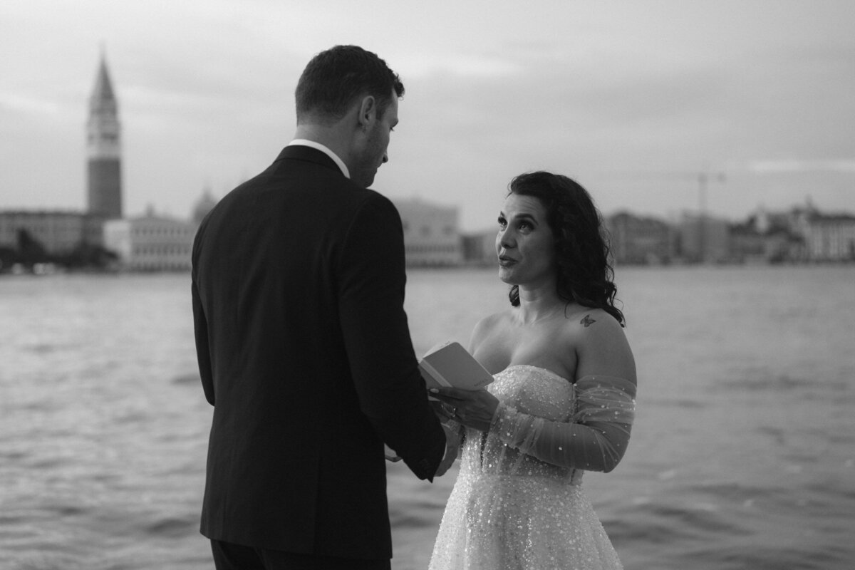 the_chaffins_international_destination_wedding_elopement_photographers_sammie_chaffin_micah_editorial_adventure_photos_travel_venice_italy_32