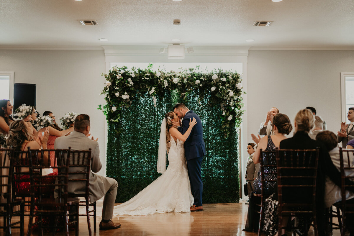 Kendall-Point-Texas-Wedding-Venue-Jaime-Burrow-Photography-00002