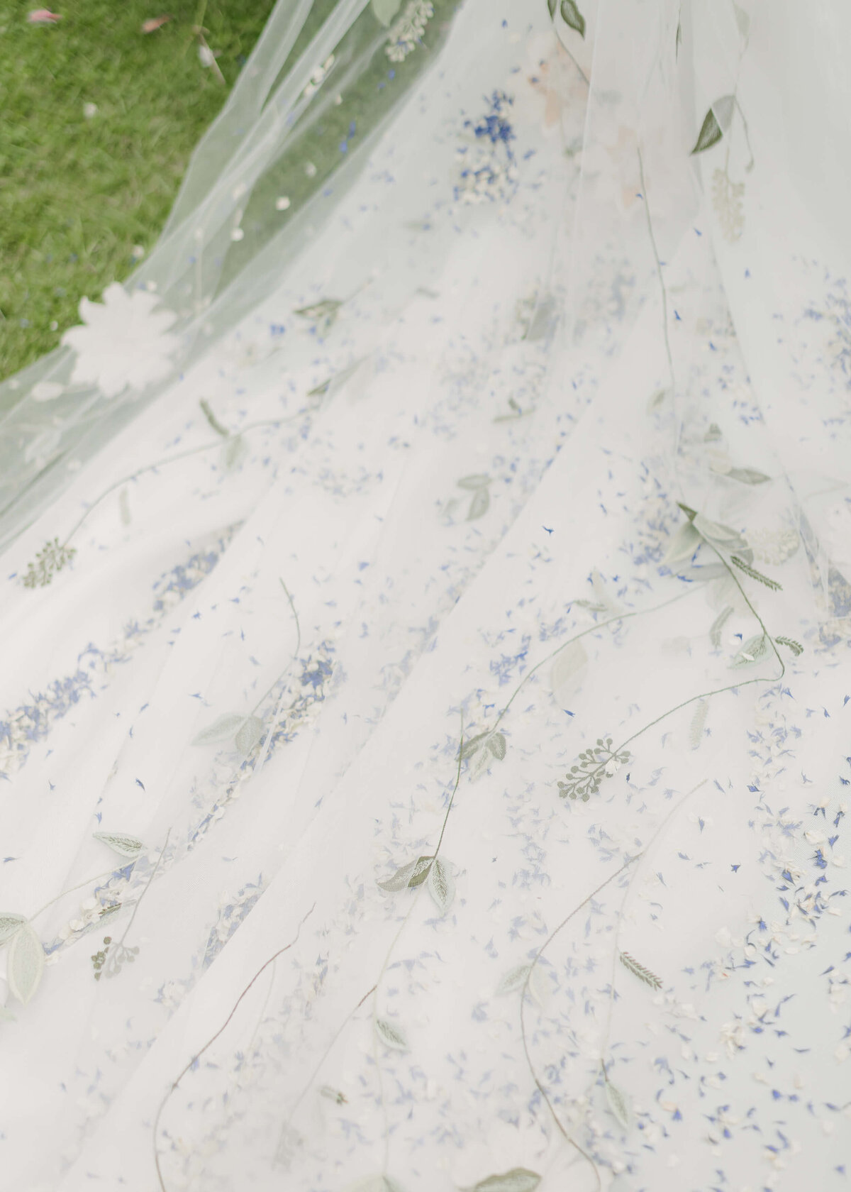 chloe-winstanley-weddings-cotswolds-cornwell-manor-confetti-floral-toni-federici-veil