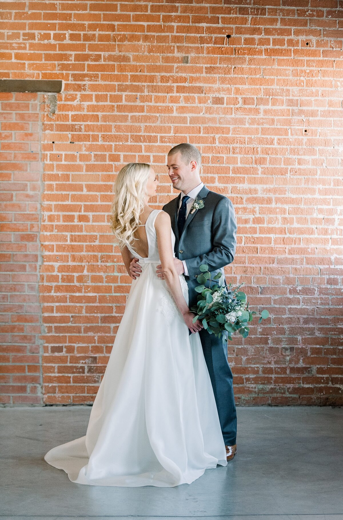 Warehouse-215-wedding-by-Leslie-Ann-Photography-00023