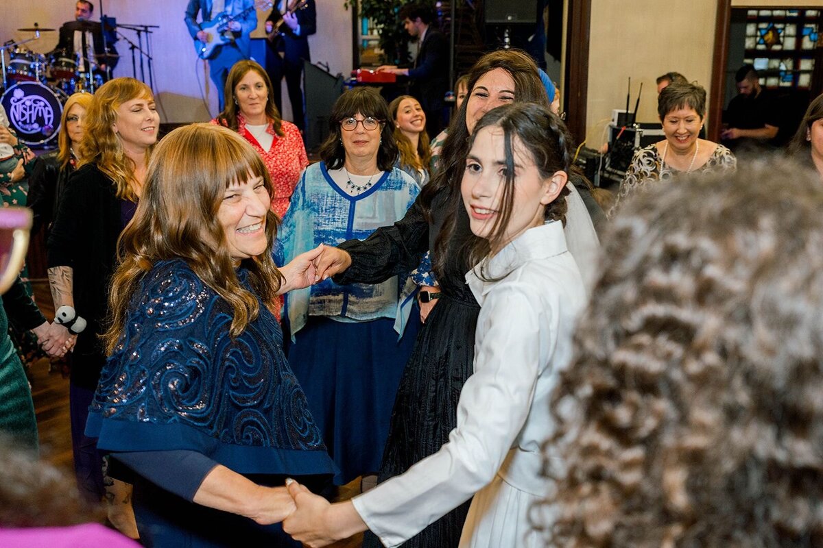 Eliana-Melmed-Photography-Chicago-LosAngeles-Jewish-WeddingPhotographer-CarmiKalman-WomensDancing-00064
