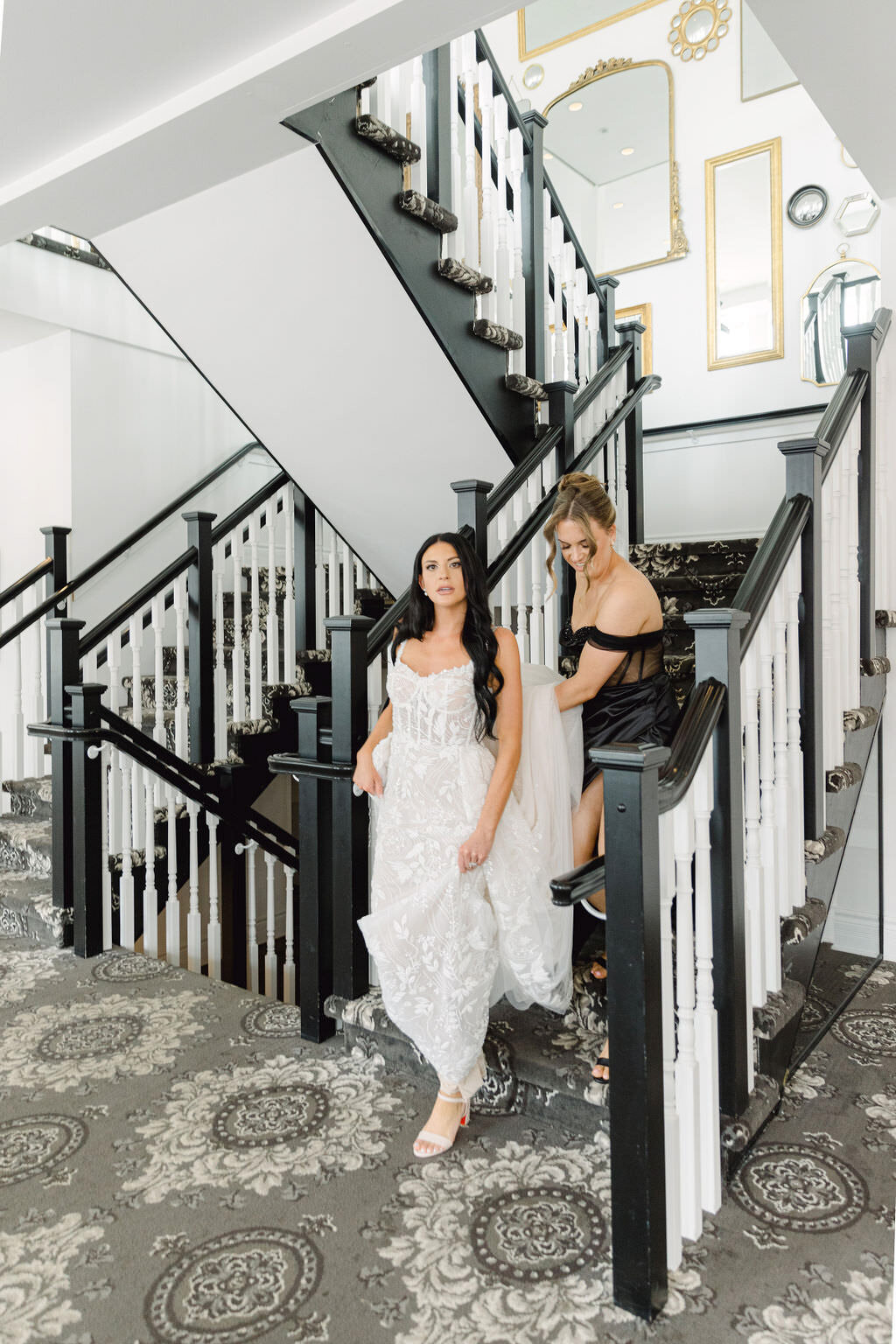 Bride's getting ready with bridesmaid | Maison Principale Luxury Wedding | Montreal top wedding photographer | Luxury Moment Photography