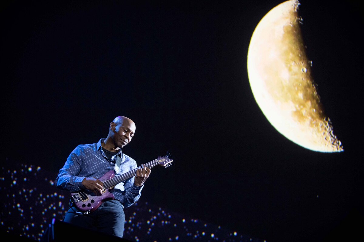 Kevin Eubanks plays guitar under the moon  at performance