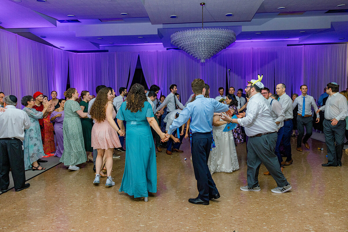 Eliana-Melmed-Photography-Chicago-LosAngeles-Jewish-WeddingPhotography-ElianaSklar-DanceFloor-00001