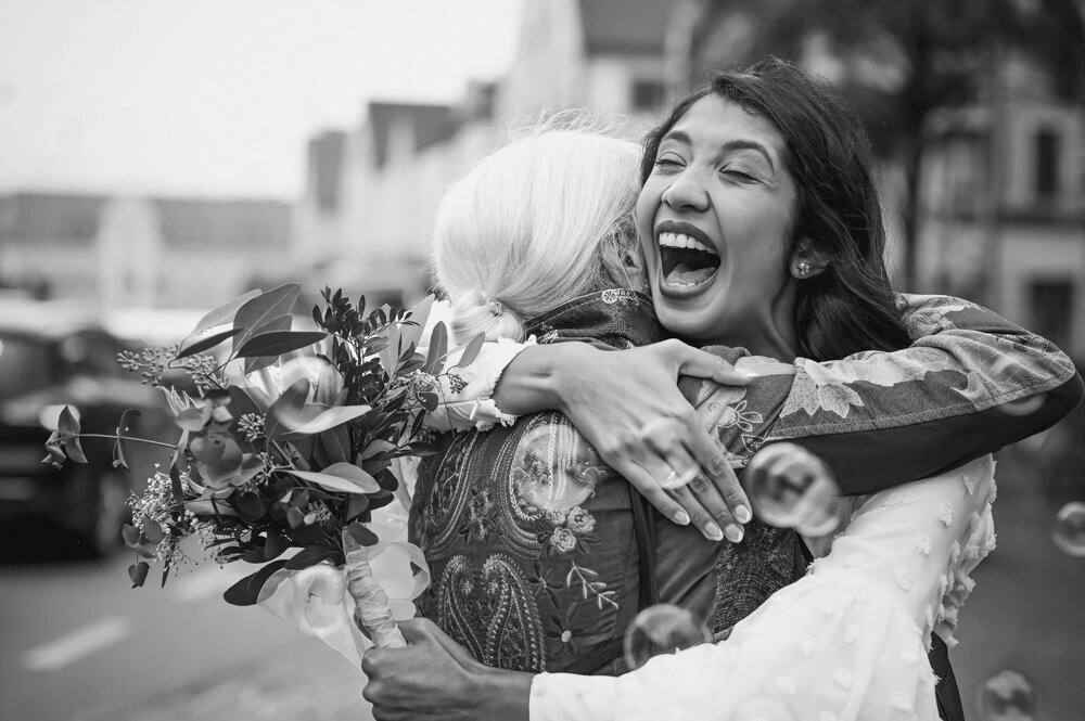 Braut lacht umarmt ihre Mutter Hochzeitsfotograf Fürstenfeldbruck