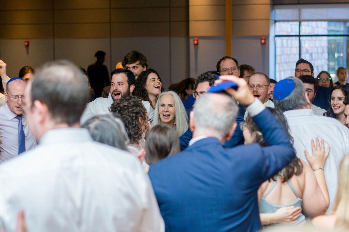 Eliana-Melmed-Photography-Chicago-LosAngeles-Jewish-WeddingPhotography-ShulaNoah-Simcha-Dancing-00108