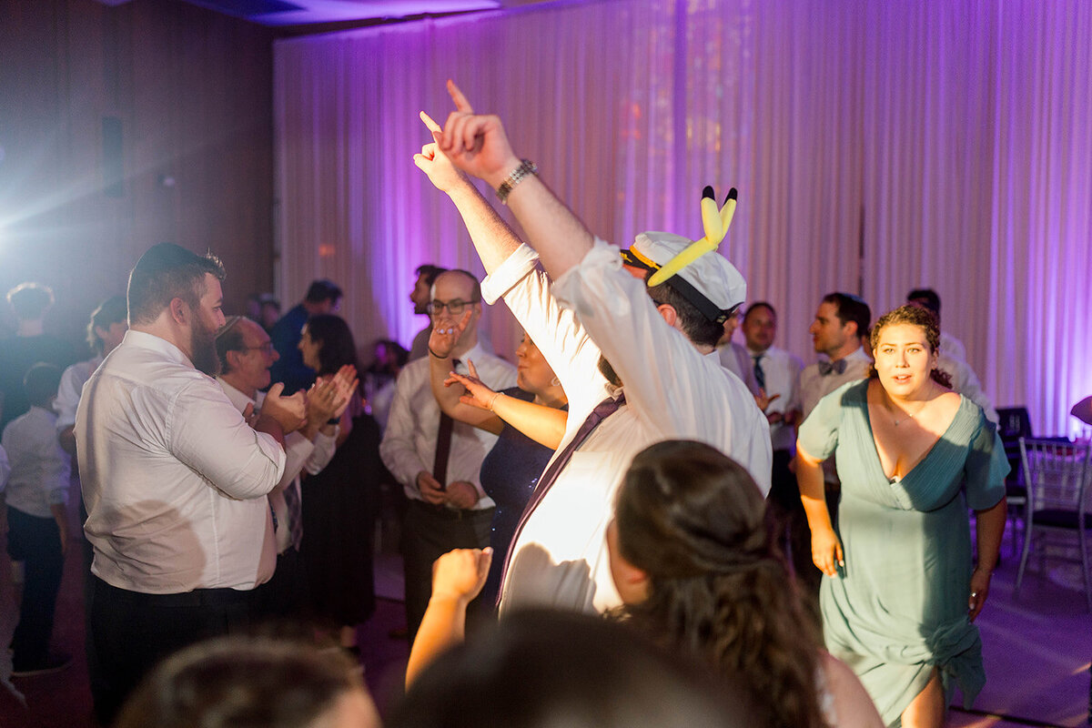 Eliana-Melmed-Photography-Chicago-LosAngeles-Jewish-WeddingPhotography-ElianaSklar-DanceFloor-00030