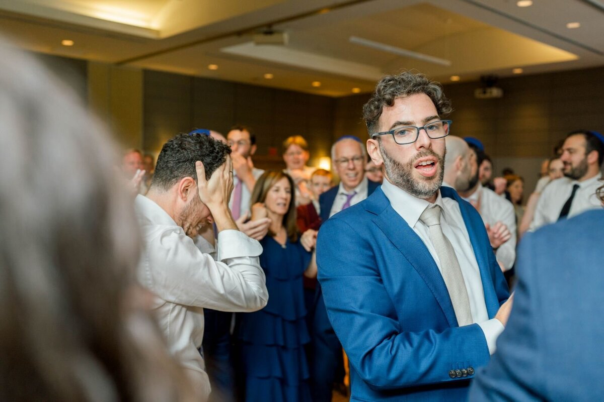 Eliana-Melmed-Photography-Chicago-LosAngeles-Jewish-WeddingPhotography-ShulaNoah-Simcha-Dancing-00086