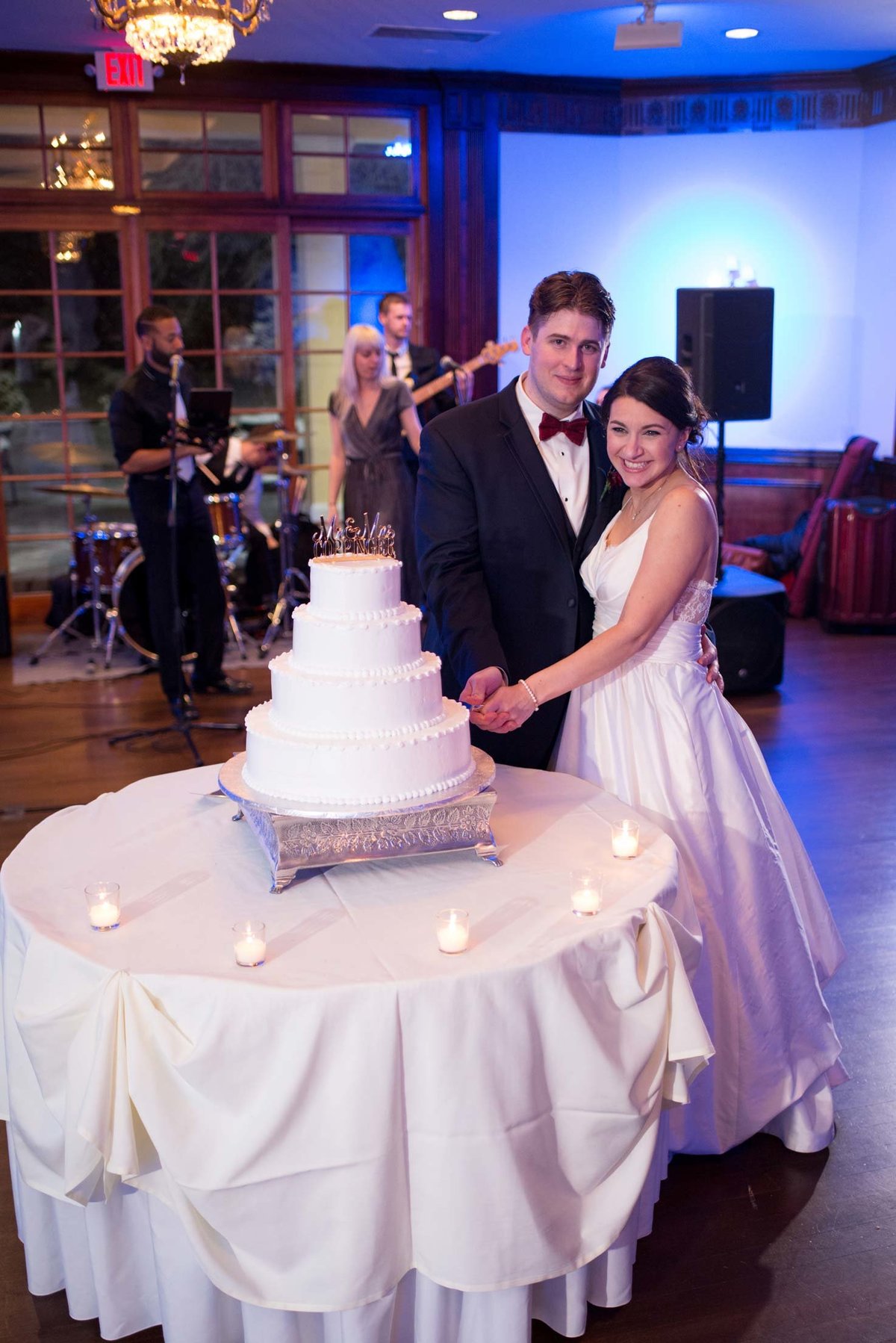 Bride and groom cutting their cake at The Mansion at Oyster Bay