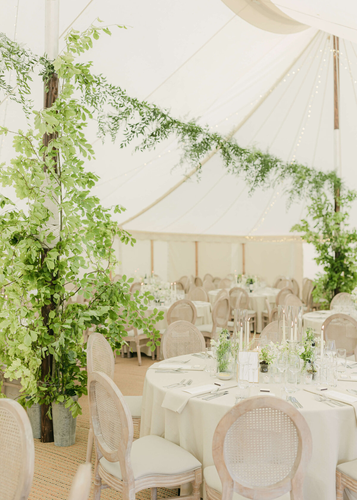 chloe-winstanley-weddings-cotswolds-cornwell-manor-sailcloth-tent-foliage