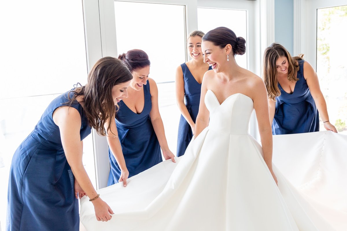 bridesmaids-help-the-bride-get-ready-in-the-beach-house-on-her-wedding-day