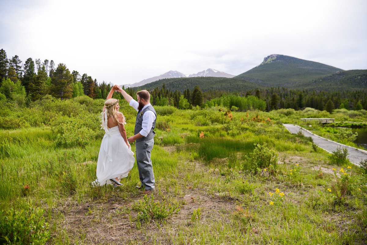 Colorado wedding photography overlooking the forest