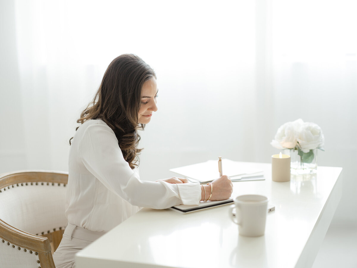 A photo of a Dallas business woman at her desk working.