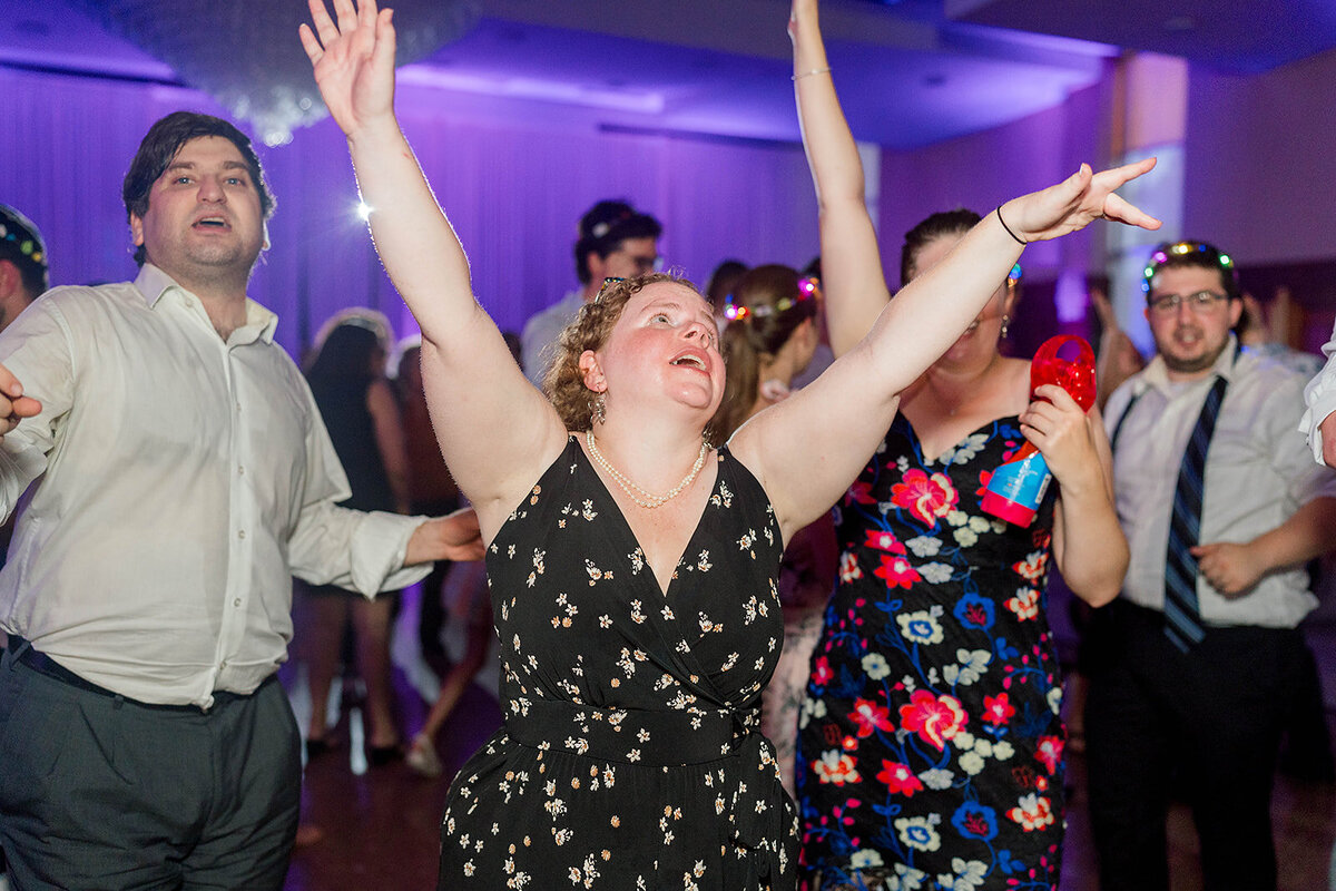 Eliana-Melmed-Photography-Chicago-LosAngeles-Jewish-WeddingPhotography-ElianaSklar-DanceFloor-00157