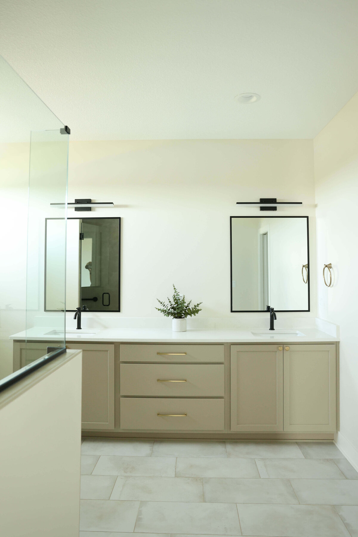 1183-Bathroom-Grimes-Central-Iowa-Custom-Home-JRL-Builders-3F1A8922