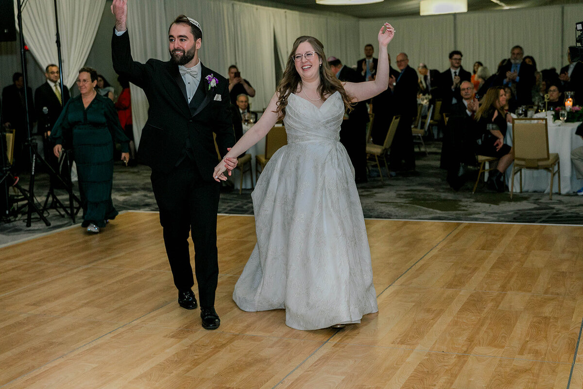 Eliana-Melmed-Photography-Chicago-LosAngeles-Jewish-WeddingPhotography-SimchaDancing-00245