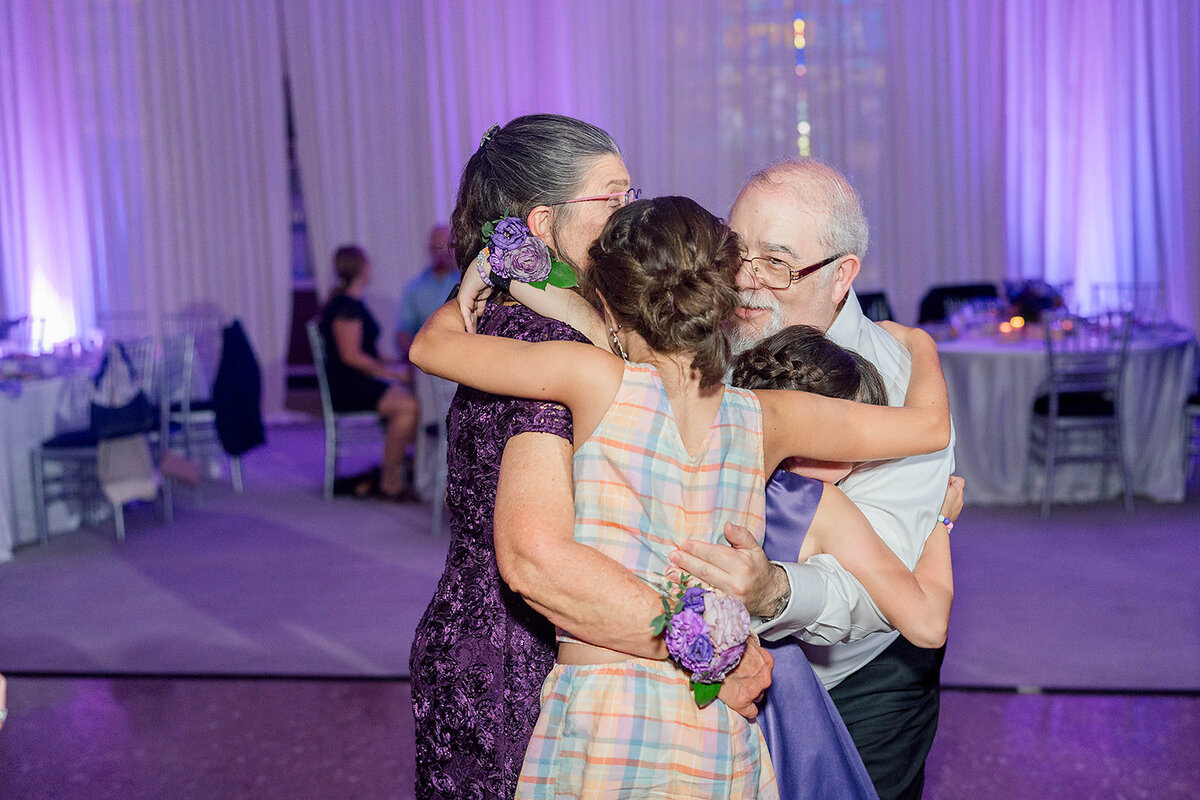 Eliana-Melmed-Photography-Chicago-LosAngeles-Jewish-WeddingPhotography-ElianaSklar-DanceFloor-00106