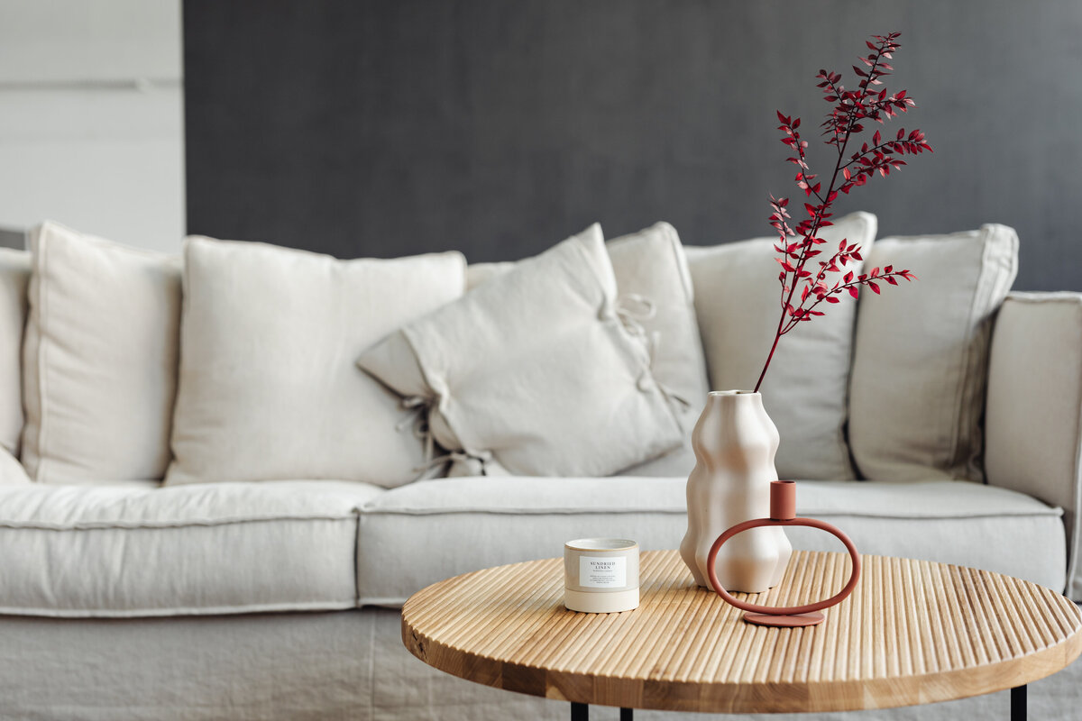 kaboompics_wooden-coffee-table-rug-living-room-candle-vase-linen-couch-pillows-22109