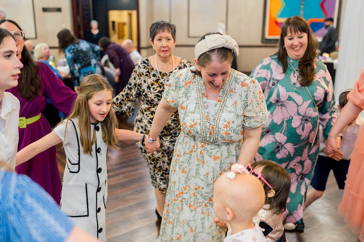Eliana-Melmed-Photography-Chicago-LosAngeles-Jewish-WeddingPhotographer-CarmiKalman-WomensDancing-00117