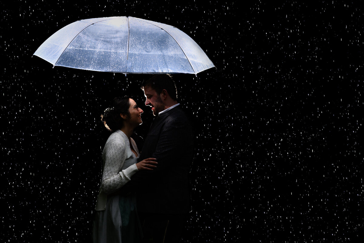 Brautpaar im Regen Regenshooting Paarshooting im Regen Regenschirm Hochzeitsfotograf Starnberg
